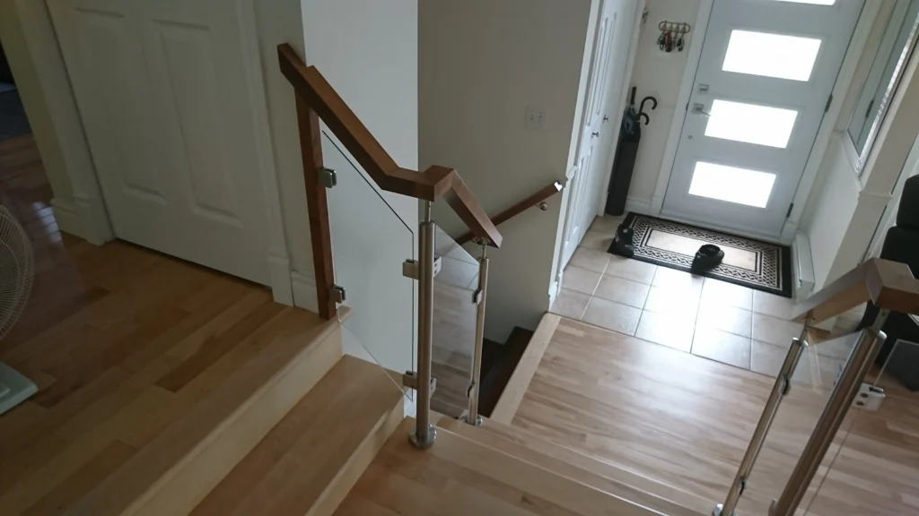 Descente d'escalier vers l'entrée