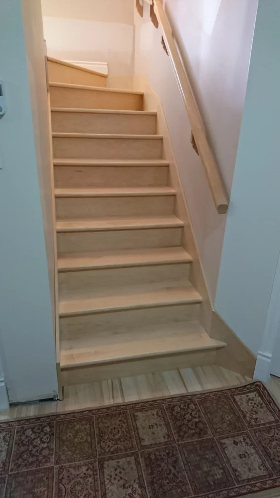 Escalier droit tout érable naturel