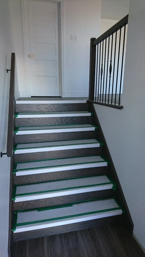 Escalier droit foncé à barreaux métalliques en losange