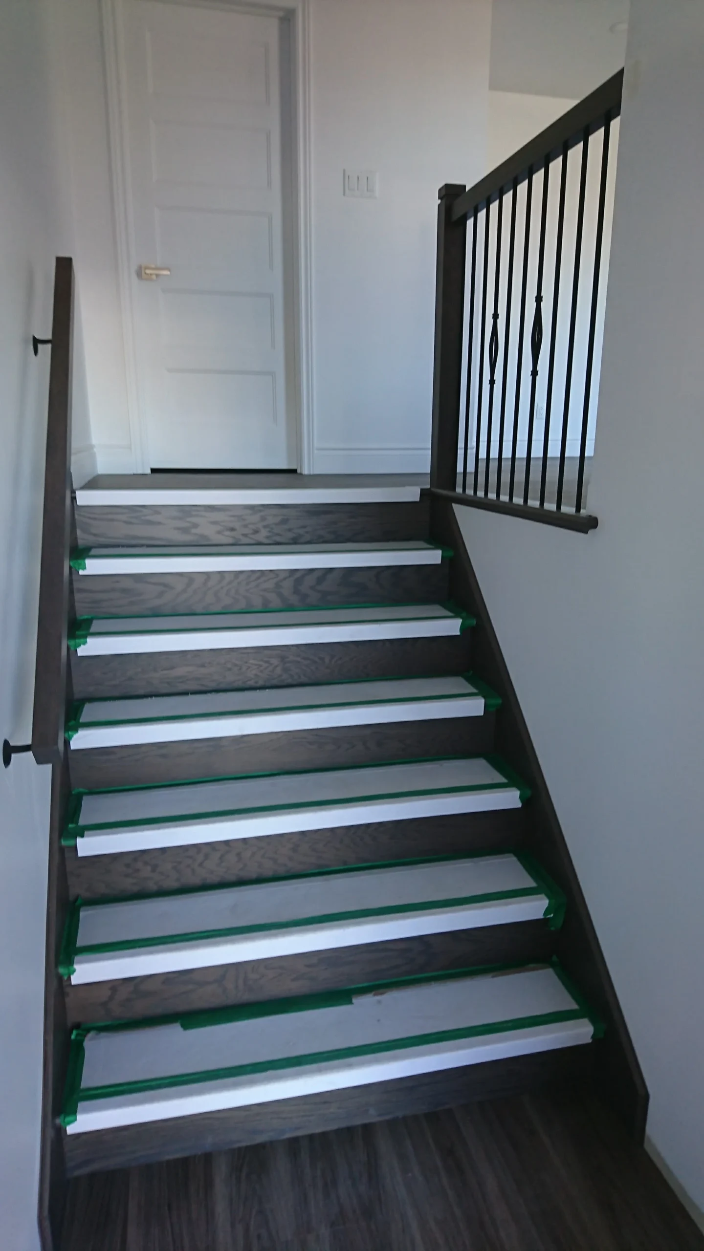 Escalier droit foncé à barreaux métalliques en losange — vue principale