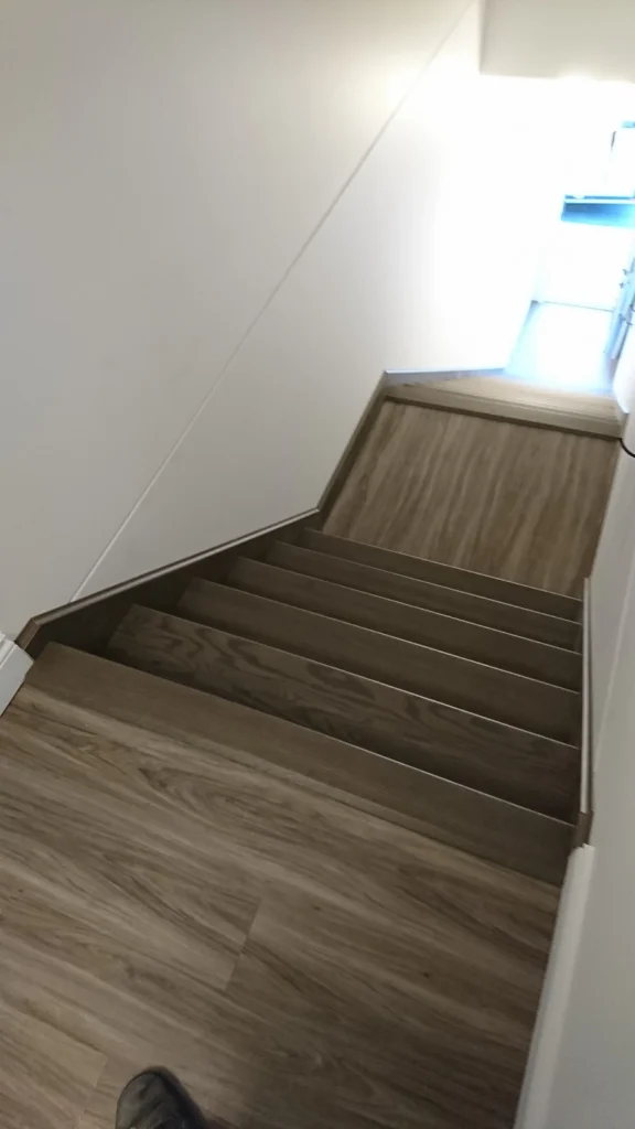 Escalier tournant aux marches bois moyen