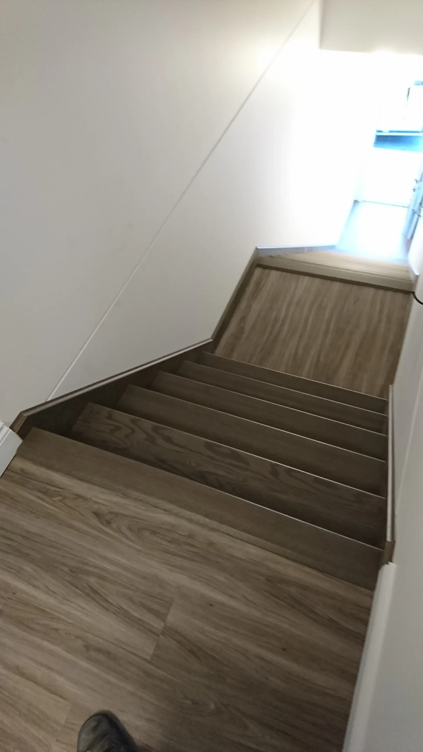 Escalier tournant aux marches bois moyen — vue principale
