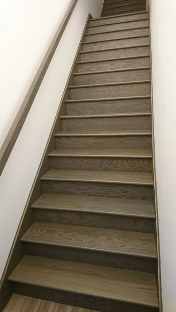 Escalier droit aux marches gris