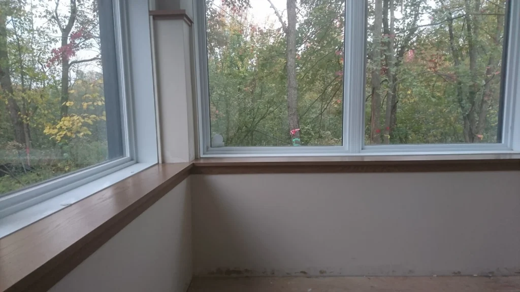 Grandes fenêtres et appuis en bois de la mezzanine