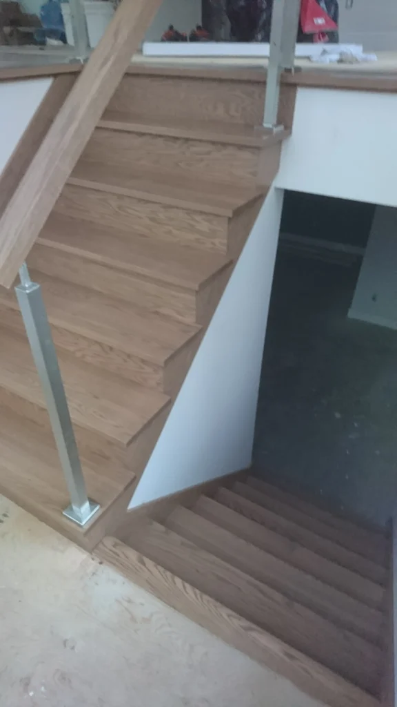 Escalier tournant à garde-corps de verre