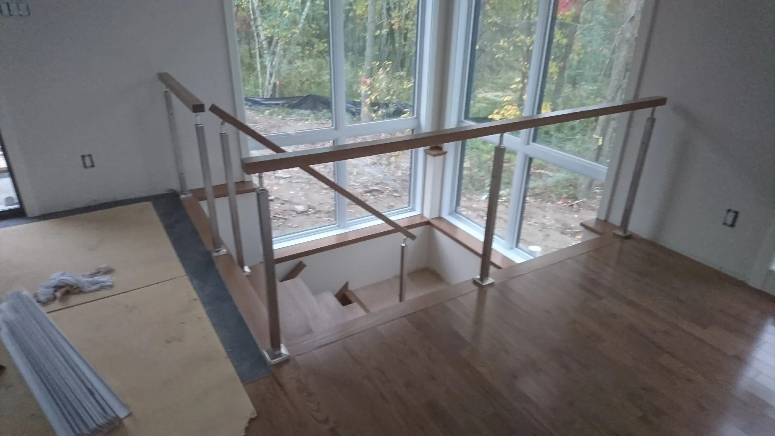 Escalier tournant à garde-corps de verre sur mezzanine — vue principale