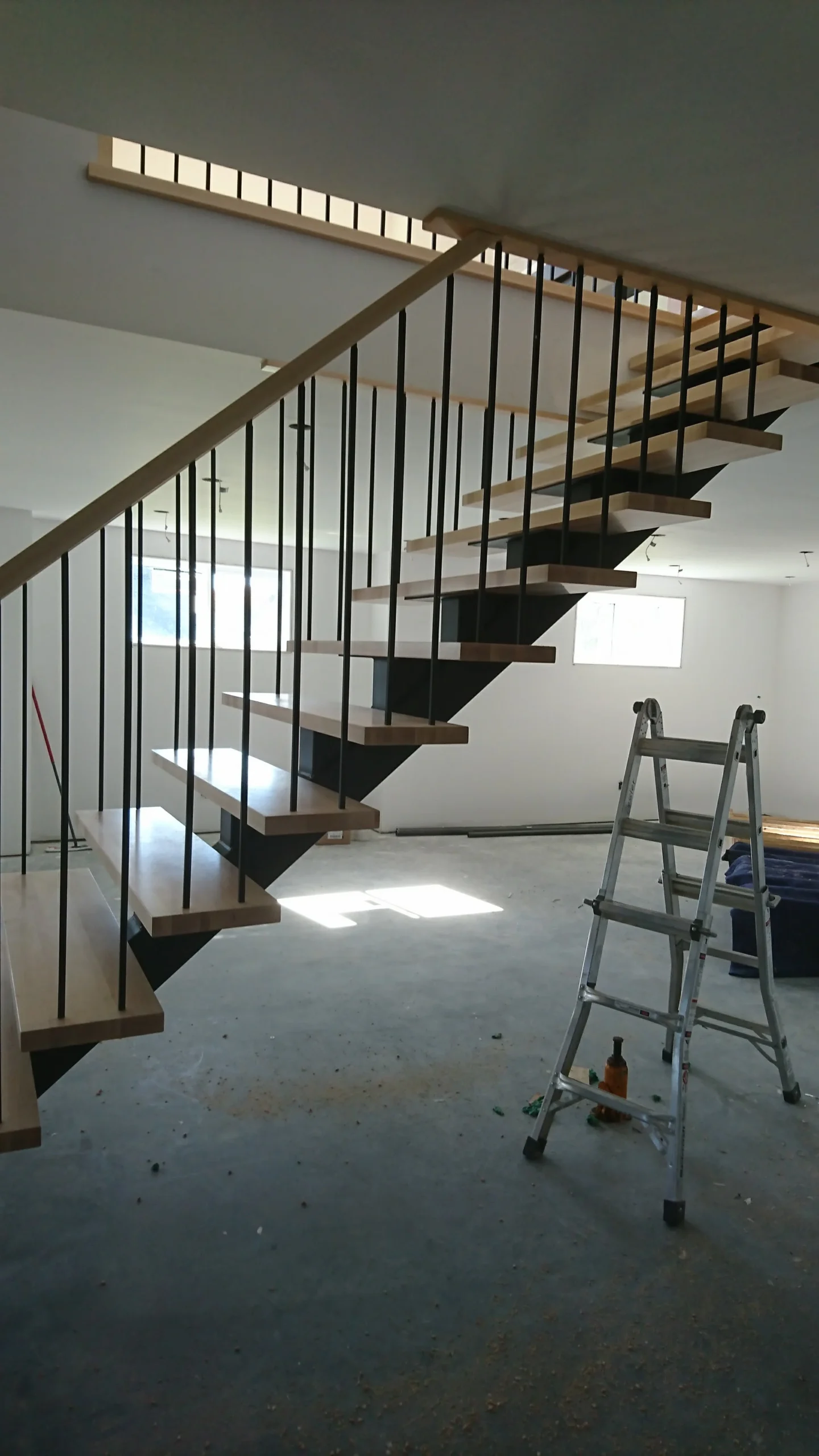 Escalier à limon central acier et barreaux métalliques — vue principale