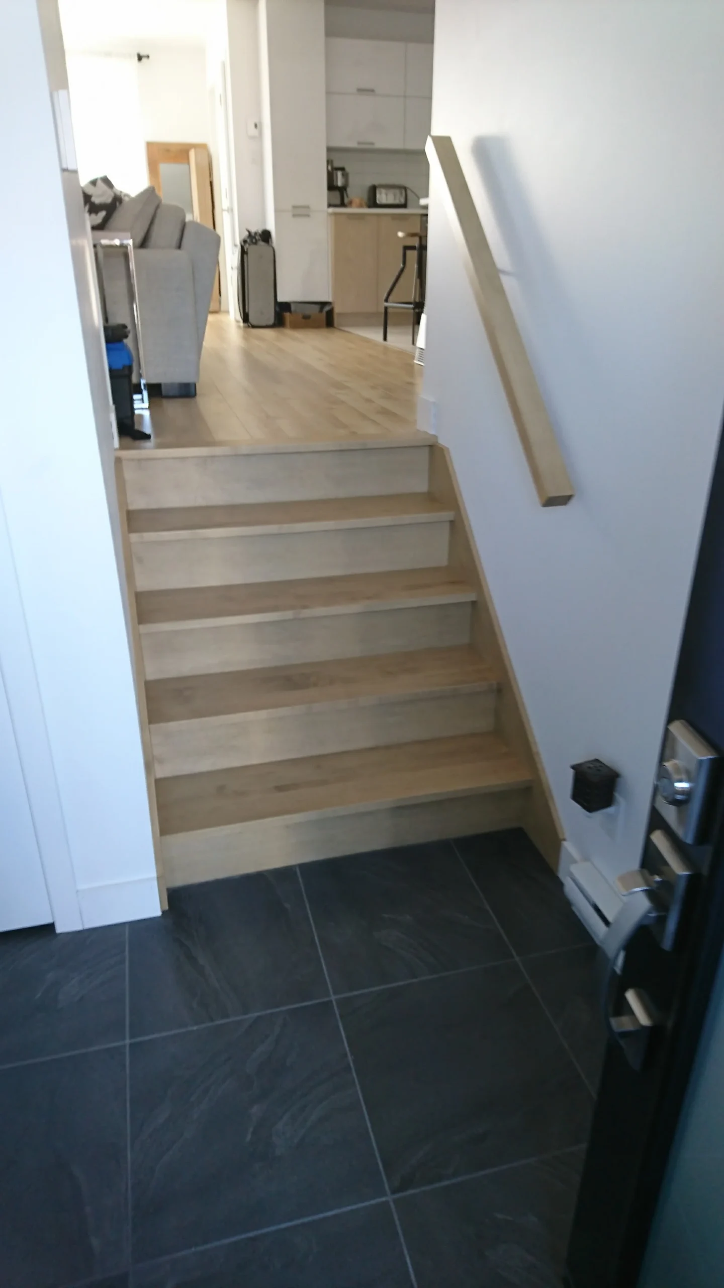 Escalier tournant d&rsquo;érable à barreaux métalliques — vue principale