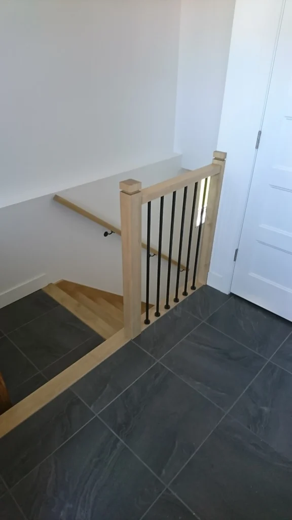 Palier de l'escalier tournant et garde-corps