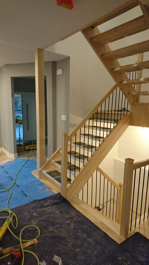 Escalier tournant d&rsquo;érable en chantier