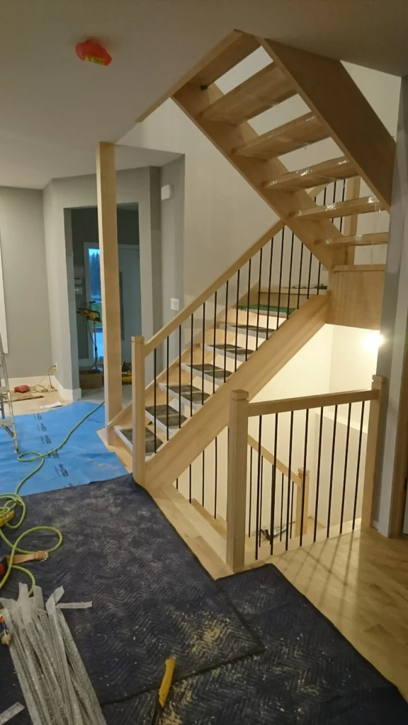 Volées et palier de l'escalier tournant en érable