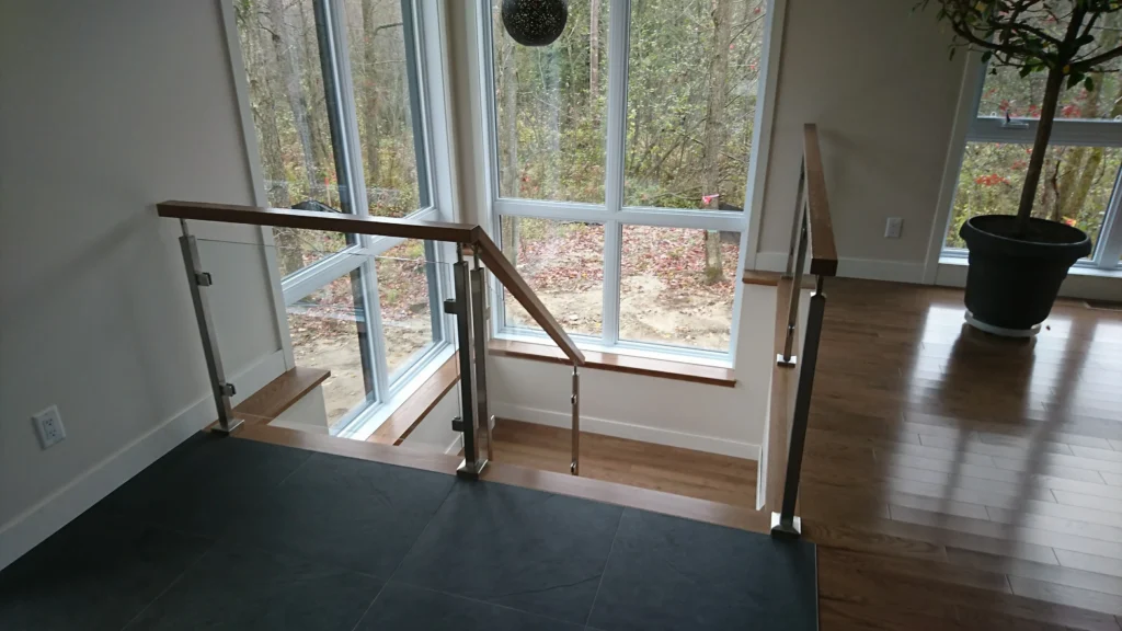Garde-corps de verre et poteaux inox du palier