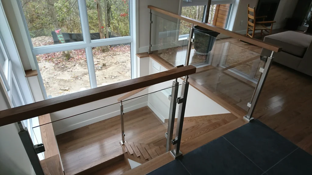 Descente de l'escalier tournant vitré