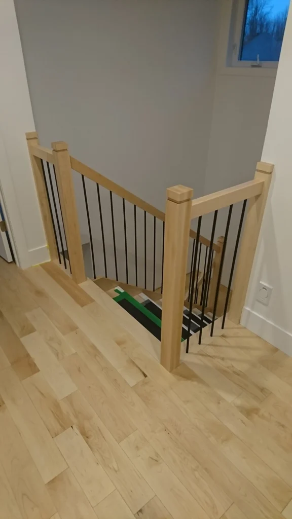Garde-corps de palier en érable et barreaux métalliques