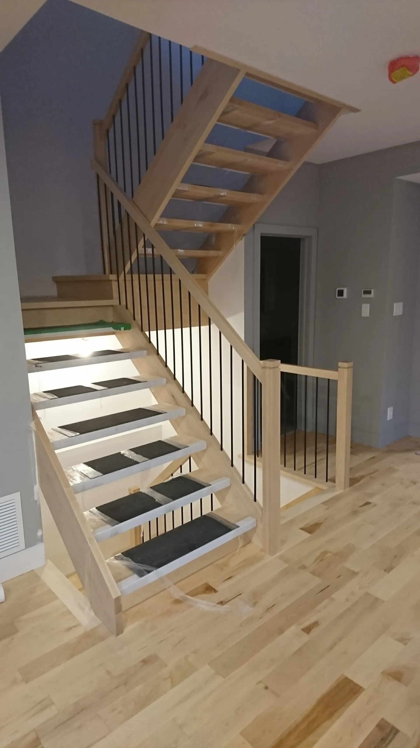 Escalier tournant d&rsquo;érable à barreaux métalliques en chantier — vue principale