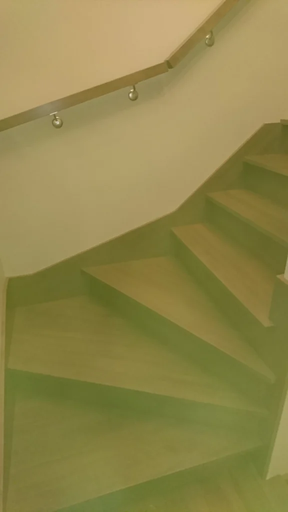 Escalier tournant en bois franc avec garde-corps de verre et poteaux métalliques — vue 6