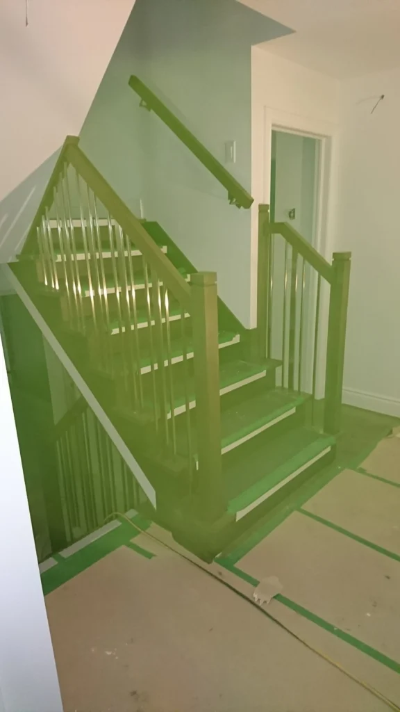 Escalier tournant en bois avec barreaux tournés — vue 1