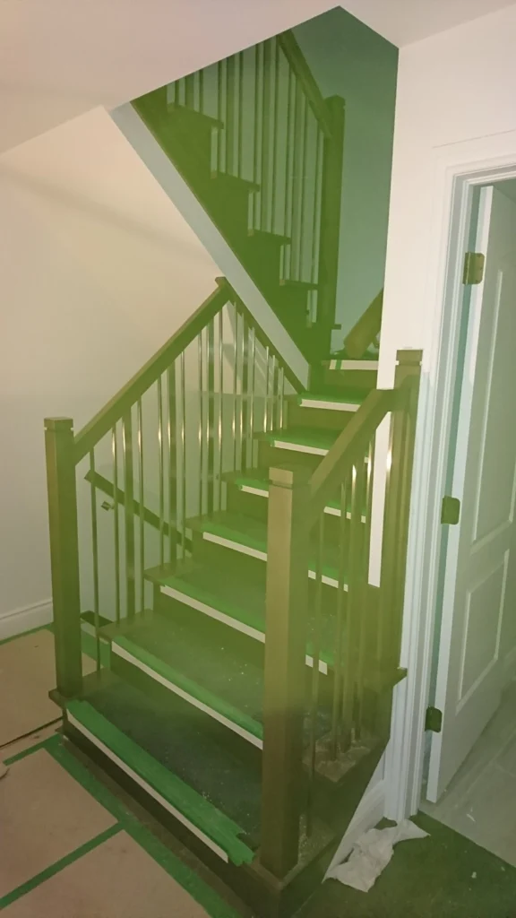Escalier tournant en bois à barreaux tournés