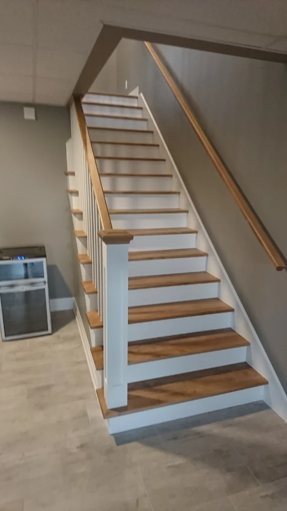Escalier droit bicolore en bois franc à barreaux tournés blancs