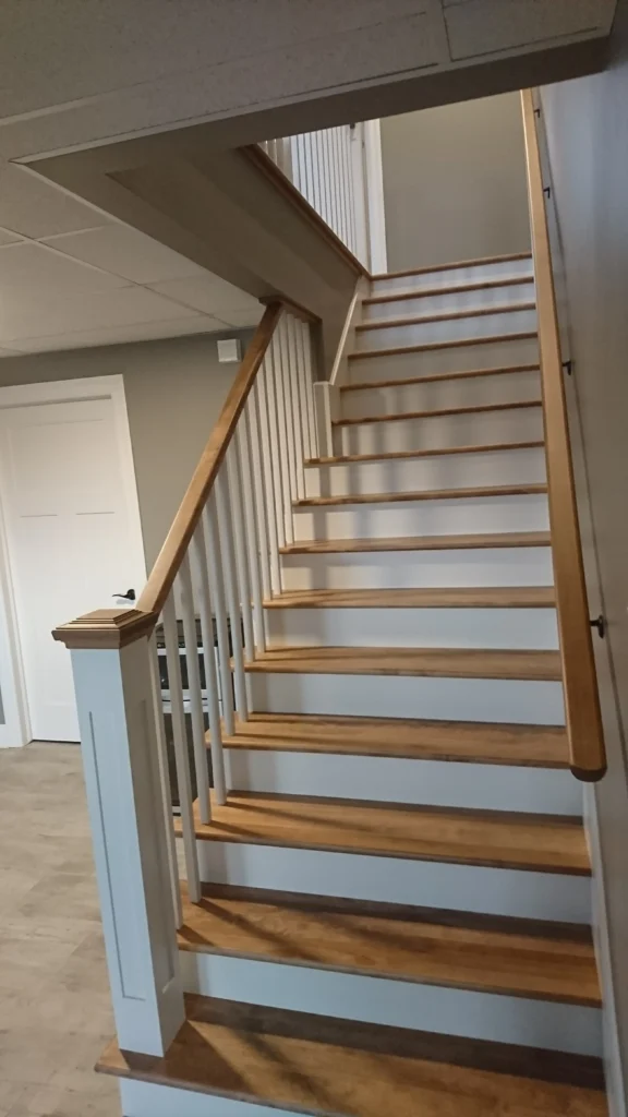 Escalier droit bicolore en bois franc avec barreaux tournés blancs — vue 2