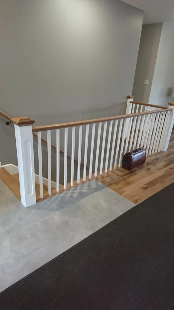 Escalier droit bicolore en bois franc avec barreaux tournés blancs — vue 3