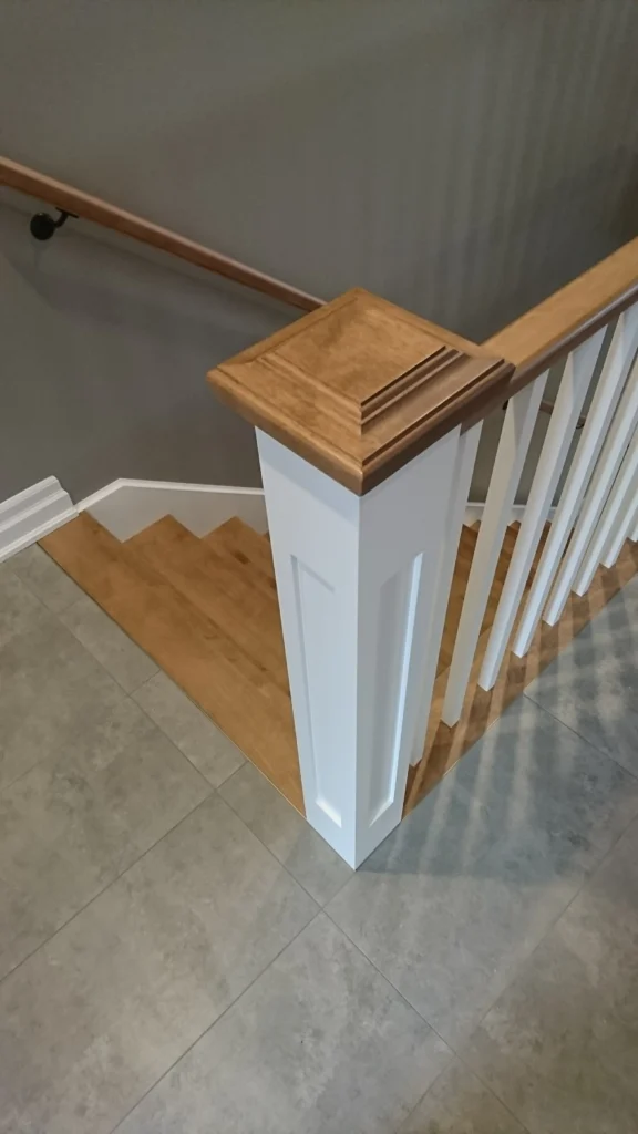 Escalier droit bicolore en bois franc avec barreaux tournés blancs — vue 4