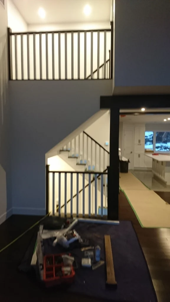 Escalier tournant ouvert avec garde-corps de mezzanine en métal noir