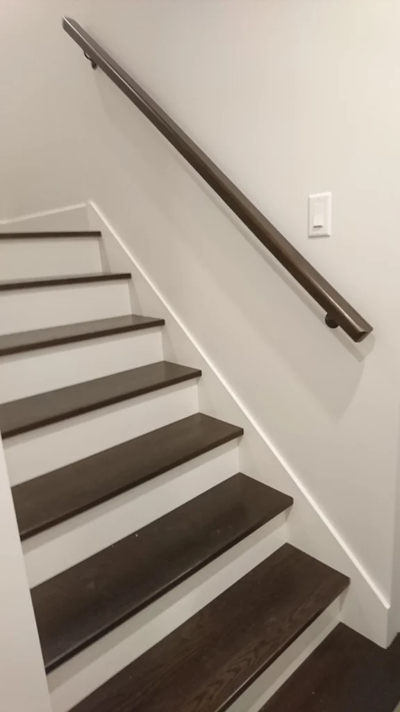 Escalier tournant bicolore en bois foncé avec barreaux tournés blancs — vue 1