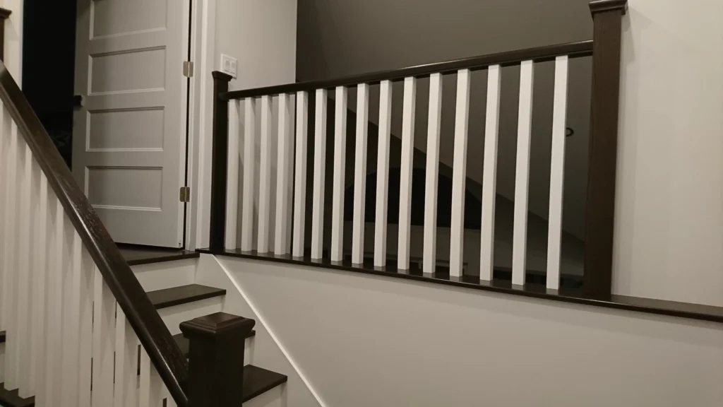Escalier tournant bicolore en bois foncé avec barreaux tournés blancs — vue 3
