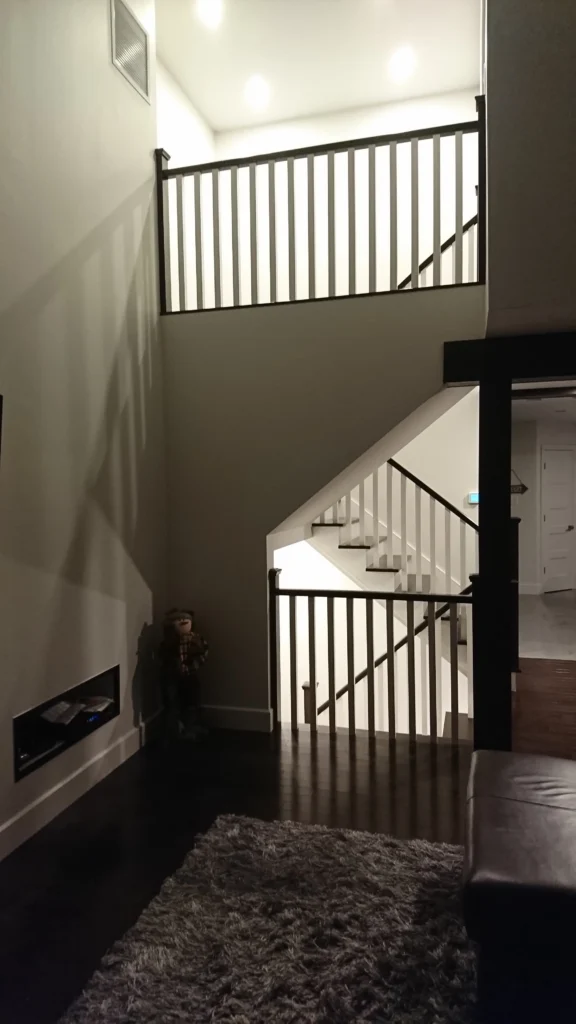 Escalier tournant bicolore en bois foncé avec barreaux tournés blancs — vue 5