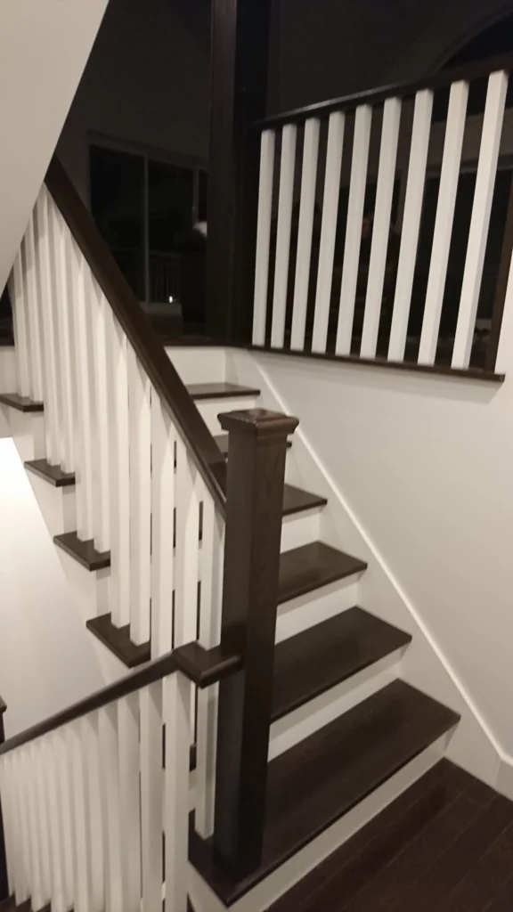 Escalier tournant bicolore en bois foncé avec barreaux tournés blancs — vue 6
