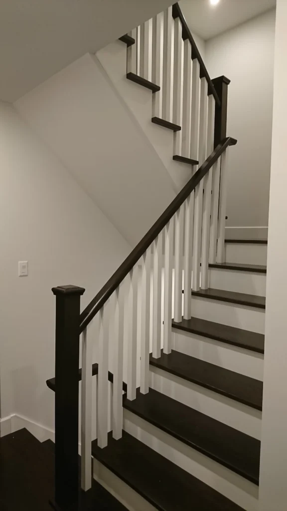 Escalier tournant bicolore en bois foncé avec barreaux tournés blancs — vue 7