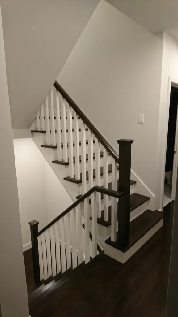 Escalier tournant bicolore en bois foncé avec barreaux tournés blancs — vue 8