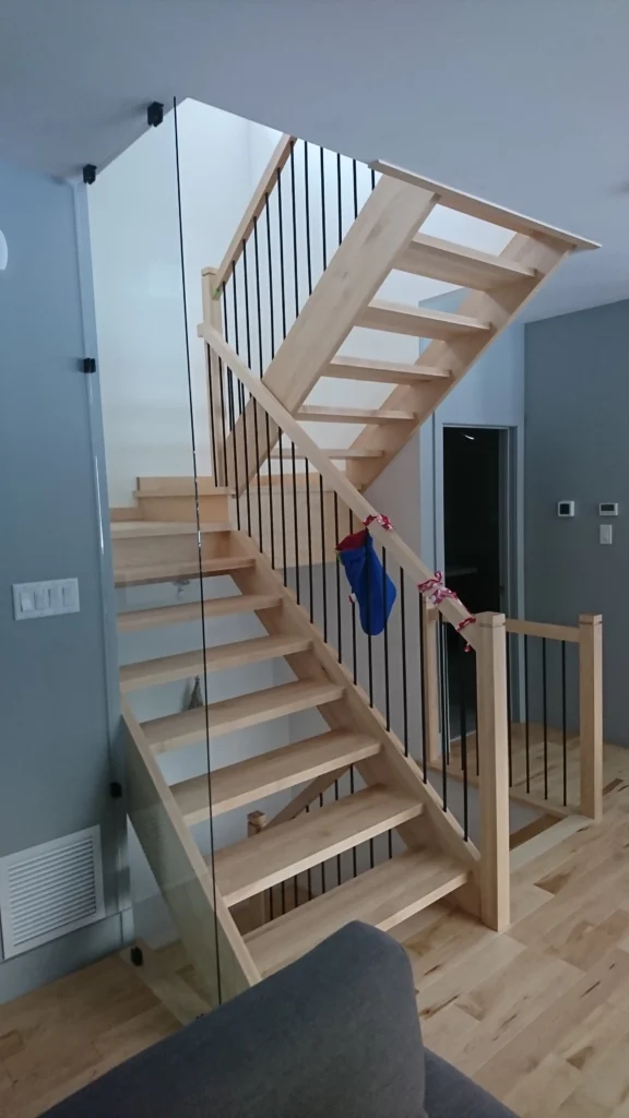 Escalier tournant à contremarches ouvertes, verre et bois d&rsquo;érable