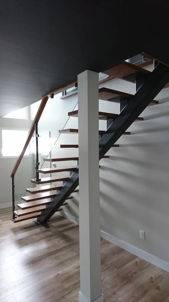 Escalier suspendu à limon central d'acier avec garde-corps de verre — vue 2