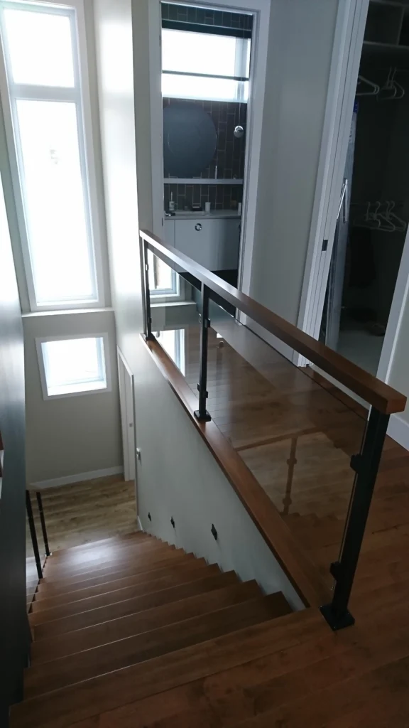 Escalier suspendu à limon central d'acier avec garde-corps de verre — vue 3