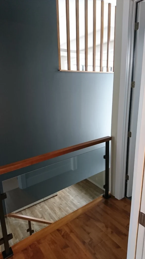 Escalier suspendu à limon central d'acier avec garde-corps de verre — vue 4