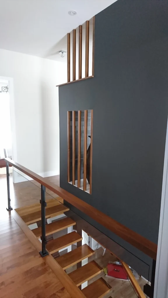 Escalier suspendu à limon central d'acier avec garde-corps de verre — vue 5