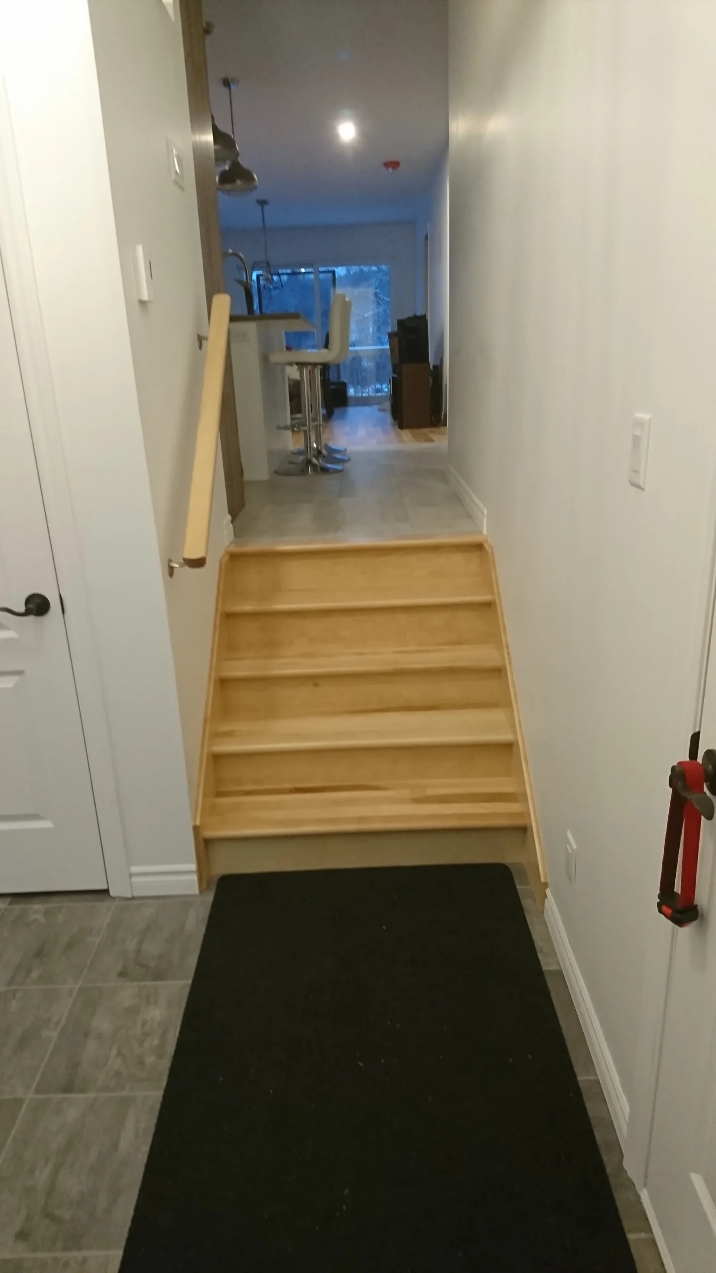 Escalier droit en érable naturel à barreaux de métal noir — vue principale