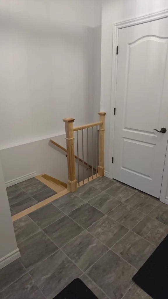 Escalier droit en érable naturel avec barreaux de métal noir — vue 2