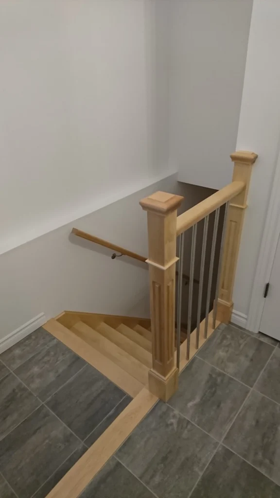 Escalier droit en érable naturel avec barreaux de métal noir — vue 3
