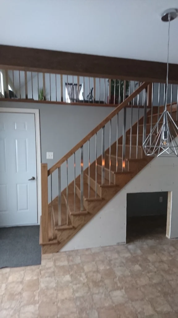 Escalier droit en bois clair à barreaux métalliques