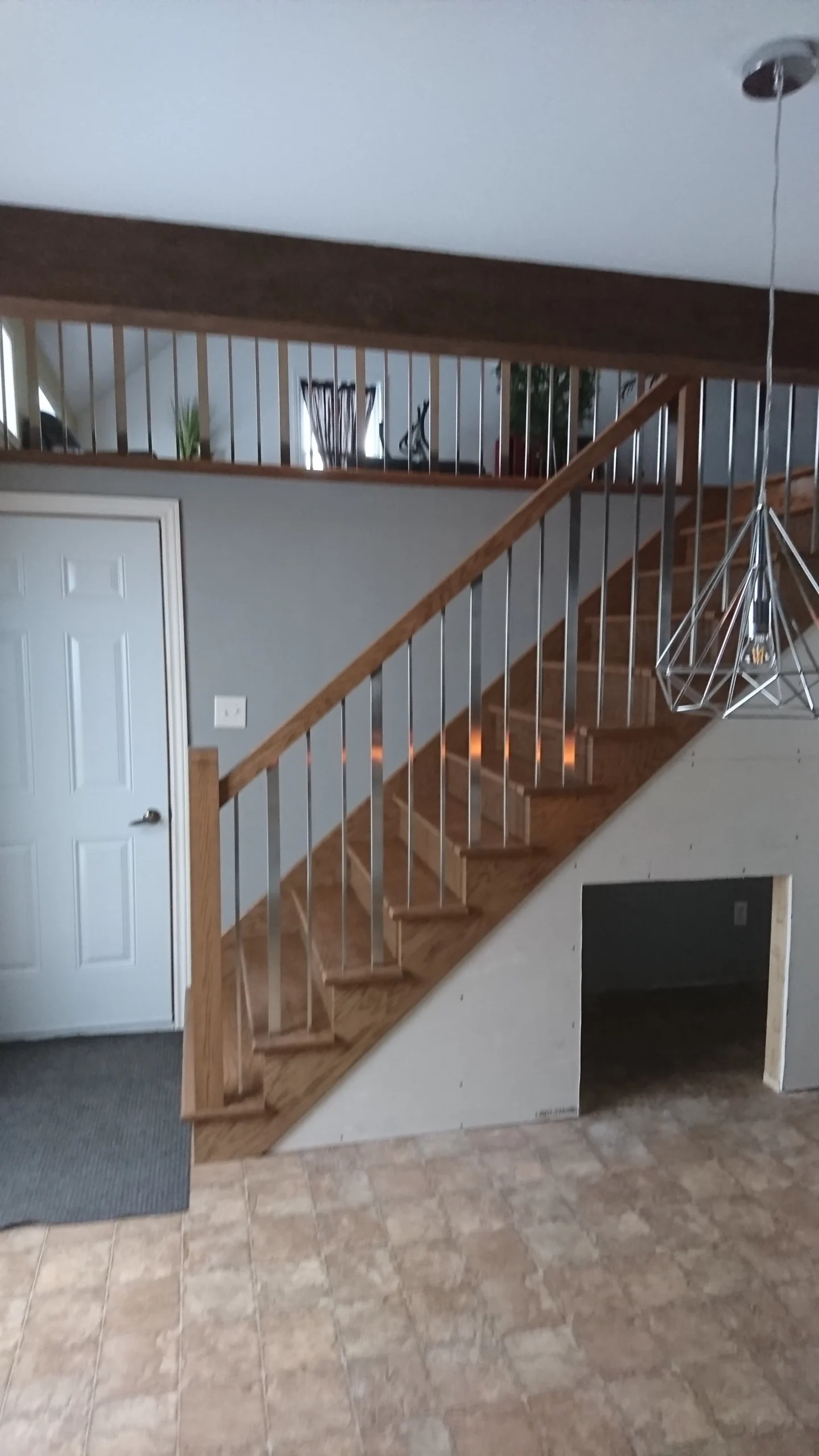 Escalier droit en bois clair à barreaux métalliques — vue principale