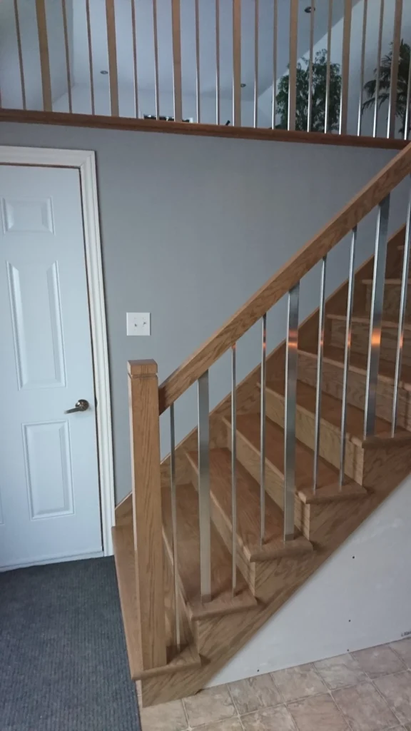 Escalier droit en bois clair avec barreaux métalliques — vue 2