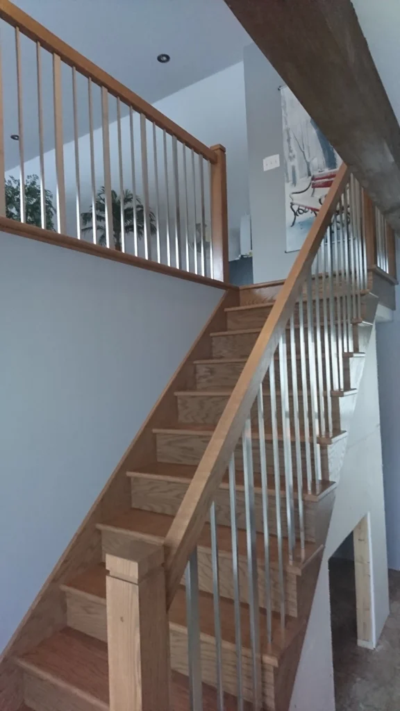 Escalier droit en bois clair avec barreaux métalliques — vue 3