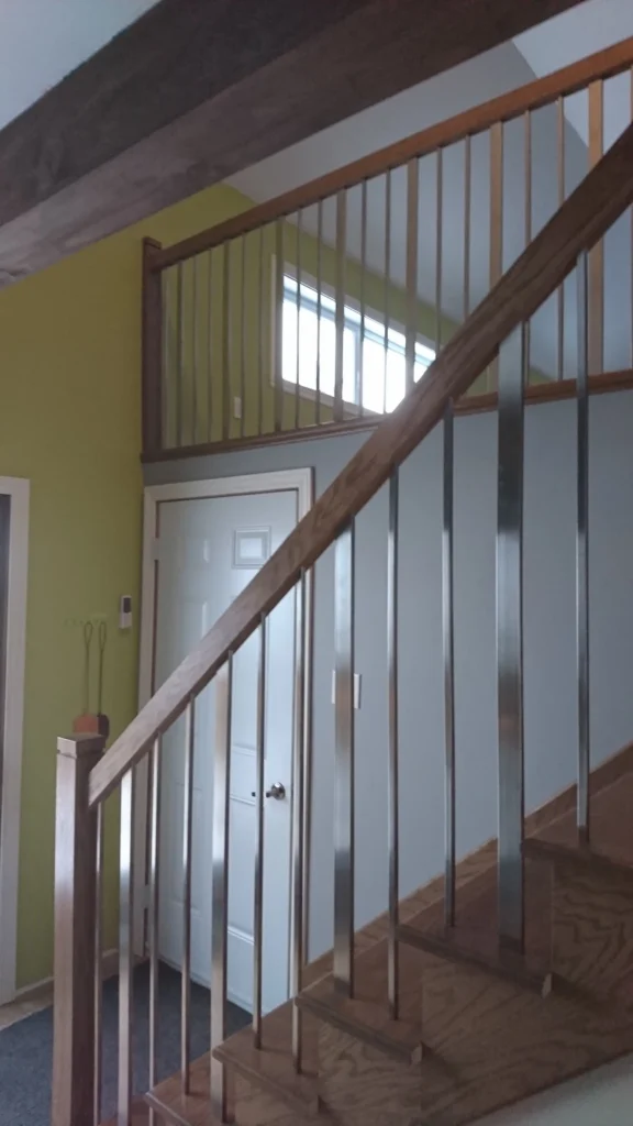 Escalier droit en bois clair avec barreaux métalliques — vue 4