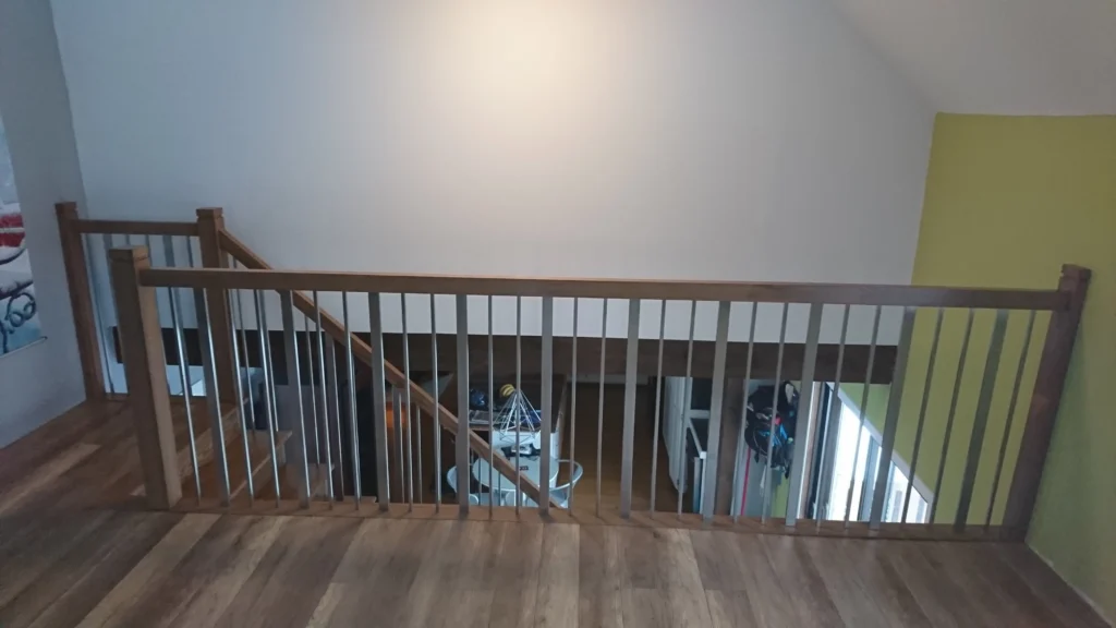 Escalier droit en bois clair avec barreaux métalliques — vue 5
