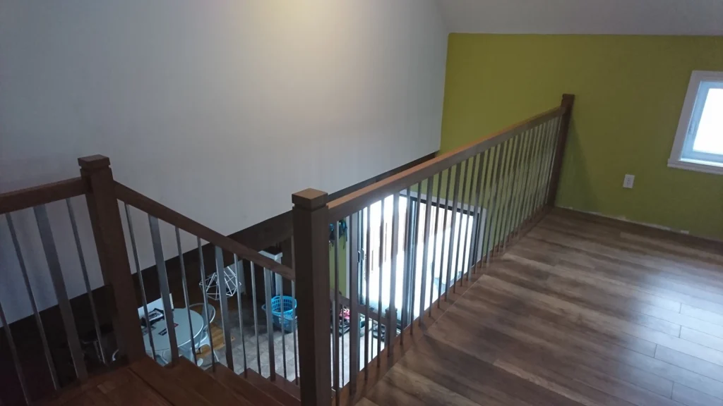 Escalier droit en bois clair avec barreaux métalliques — vue 6