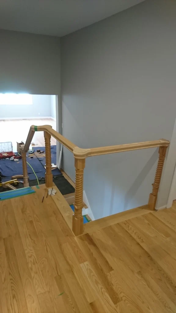 Garde-corps de palier en bois tourné