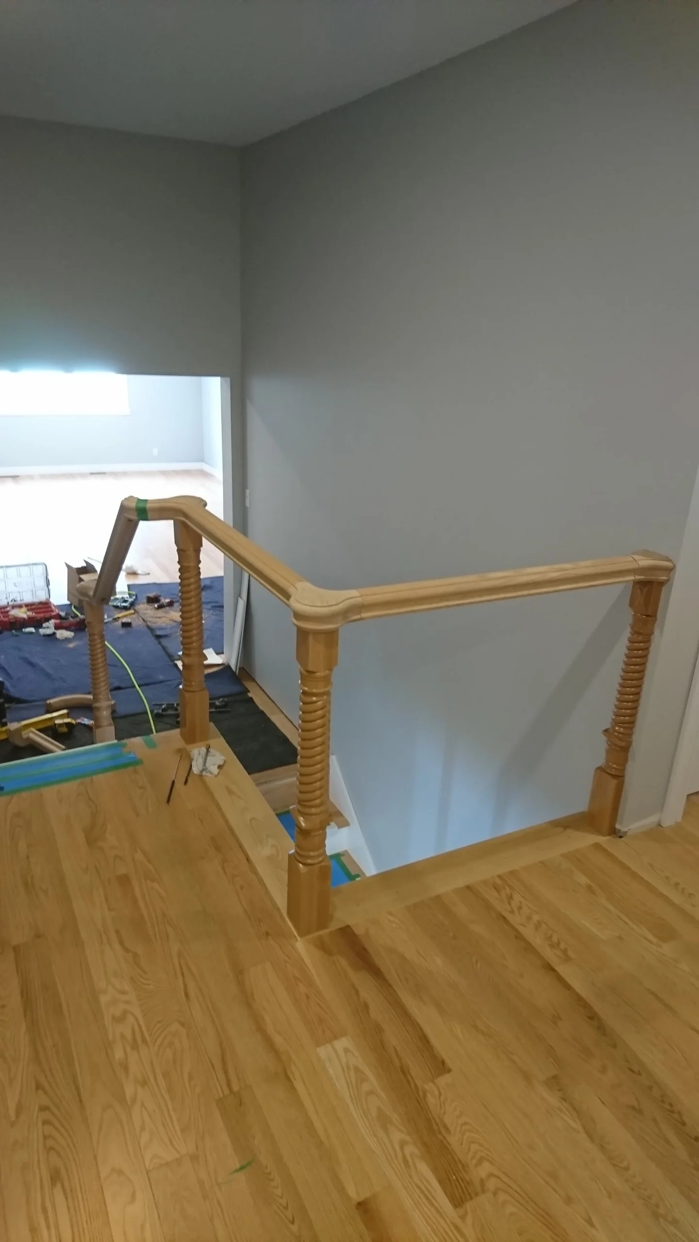 Garde-corps de palier en bois tourné — vue principale
